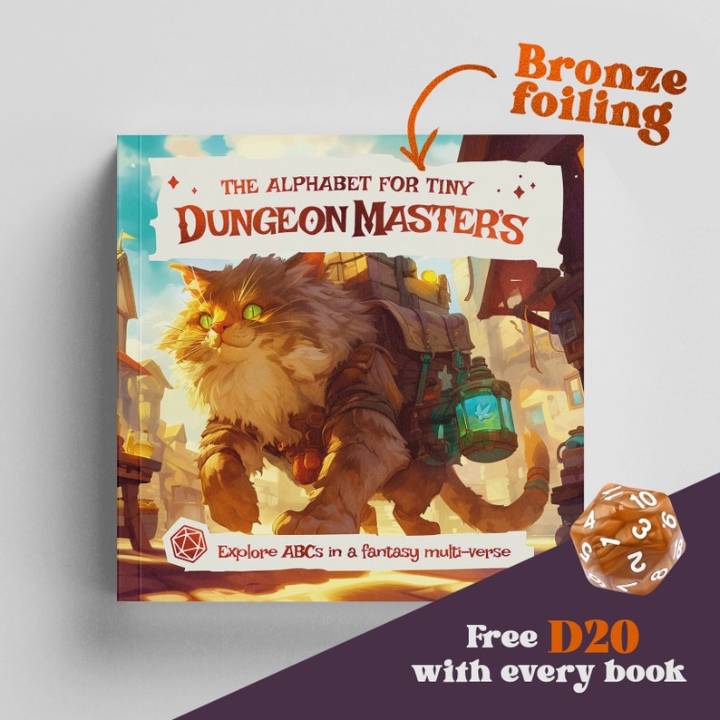 Puede incluir: Una portada de libro con un gato de dibujos animados que lleva una linterna y una mochila. El t&iacute;tulo del libro es "The Alphabet for Tiny Dungeon Masters". La portada tiene un acabado en l&aacute;mina de bronce. Un dado de 20 caras marr&oacute;n est&aacute; en la esquina inferior derecha. El texto "Free D20 with every book" est&aacute; debajo del dado.
