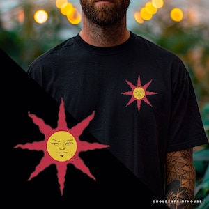 Dark Souls Minimalist Solaire of Astora Fan Art T-shirt | Minimalist Gamer Tee | Unique Gift | Handcrafted | Praise the sun