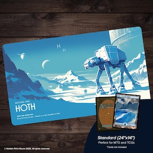 Pode incluir: Tapete de jogo azul com uma paisagem de Hoth de Star Wars, um AT-AT, montanhas e o texto "NATIONAL PARK HOTH". O tapete mede 61 cm x 36 cm e é projetado para MTG e TCG.