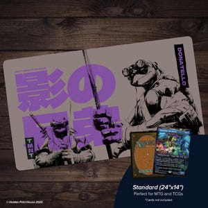 Puede incluir: Alfombrilla de juego rectangular con una ilustración morada y gris de Donatello de las Tortugas Ninja. La alfombrilla tiene texto japonés y el texto "DONATELLO". Mide 61 cm x 36 cm.