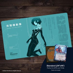 Puede incluir: Alfombrilla de juego turquesa con una ilustración del anime Ghost in the Shell. La alfombrilla tiene texto japonés y esquemas técnicos. Mide 61 cm x 36 cm y es para MTG y TCG.