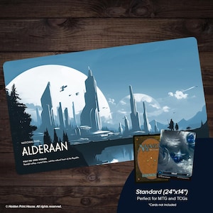 Może przedstawiać: Biały ceramiczny kubek z czarnym uchwytem i napisem "But First, Coffee" czarną, pogrubioną czcionką. Kubek stoi na białej powierzchni. Kubek ma 10 cm wysokości.