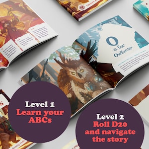 Puede incluir: Un libro abierto con ilustraciones coloridas de una criatura con grandes ojos marrones y plumas. El libro se titula "O es para Owlbear" y tiene texto sobre la criatura. El libro es parte de un conjunto de libros para aprender el alfabeto y jugar un juego.