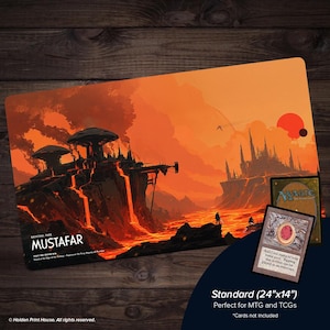 Może przedstawiać: Prostokątna mata do gry przedstawiająca krajobraz Mustafar z pomarańczowym niebem, strumieniami lawy i ciemnymi strukturami, z napisem National Park Mustafar. Obok karta Magic The Gathering z czerwonym klejnotem, o wymiarach 61 na 36 cm.