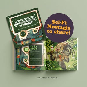 Puede incluir: Libro abierto con ilustraciones y texto. La portada dice "The Toddler's Guide to the Intergalactic Alphabet". Una pegatina circular dice "&iexcl;Nostalgia de ciencia ficci&oacute;n para compartir!". Las p&aacute;ginas abiertas muestran una ilustraci&oacute;n de Predator y texto.