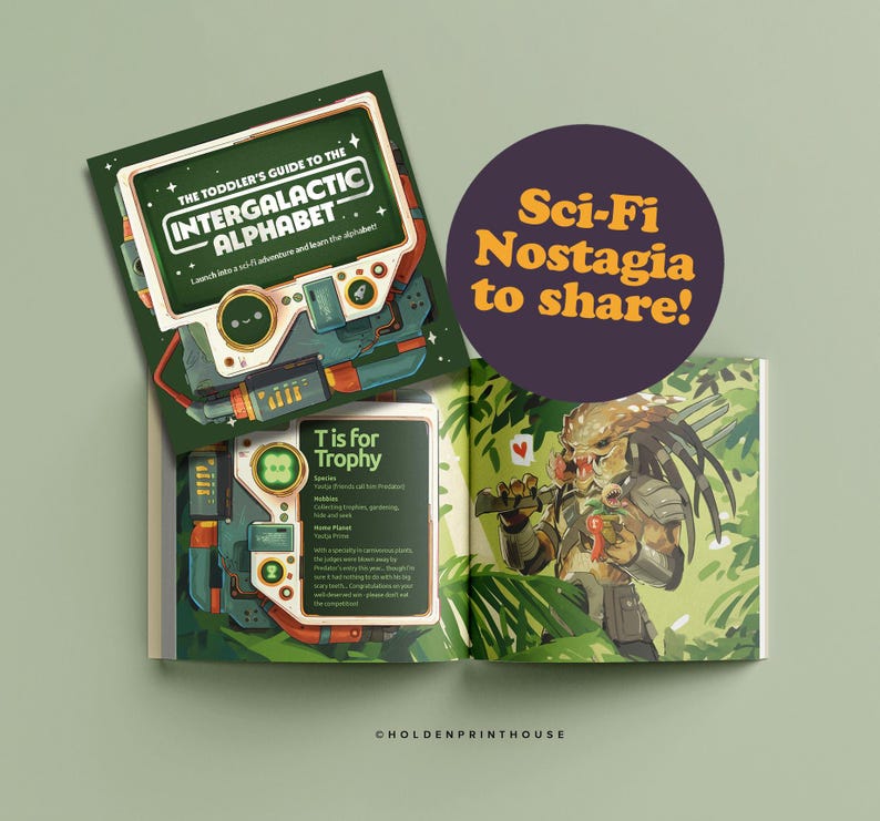 Puede incluir: Libro abierto con ilustraciones y texto. La portada dice "The Toddler's Guide to the Intergalactic Alphabet". Una pegatina circular dice "&iexcl;Nostalgia de ciencia ficci&oacute;n para compartir!". Las p&aacute;ginas abiertas muestran una ilustraci&oacute;n de Predator y texto.
