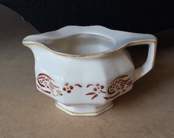 Petrus Regout 324, 'spritzdekor' airbrushed milk pitcher from the 1930's, Sphinx, Maastricht, Netherlands