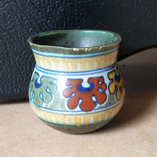 Plazuid 'Rhodian', Gouda, Netherlands: 1910s mini ceramic bowl by Zuid-Hollandse Plateelfabriek, Plazuid, abstracted hand-painted, Dutch