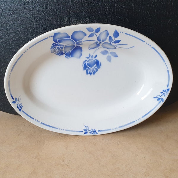 Moulin des Loups 'Gilbert', France, 'Spritzdekor' airbrushed oval presentation plate from the 1930/40s, roses art deco decoration in blue