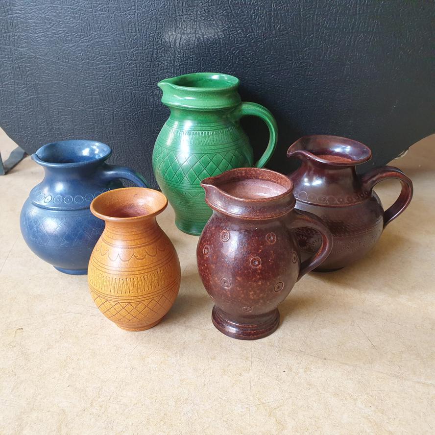 手彫り模様の茶色陶器壺 手彫り模様の茶色陶器壺