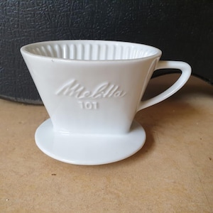 Melitta 101 Übergießer Keramik Kaffeefiltertütenhalter mit drei Löchern, West-Germany Keramik aus den 1950er Jahren in weiß, mit Markenname-Prägung