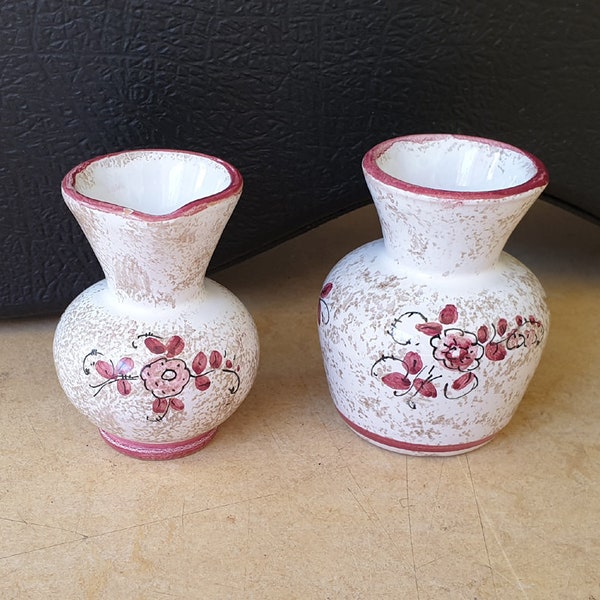 Serafino Volpi for Deruta, a pair of Italian mid-century hand-painted floral mini-vases with excellent decoration, numbered 4601/8