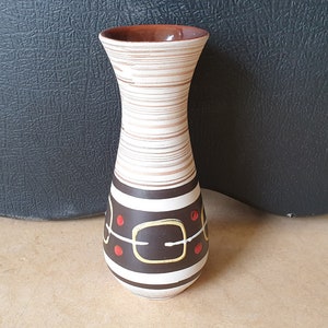 Carstens Tönnieshof 5047-20: zeittypische, abstrakte Mid Century Keramik Vase mit roten Signalen und 'Zahnpasta' Design