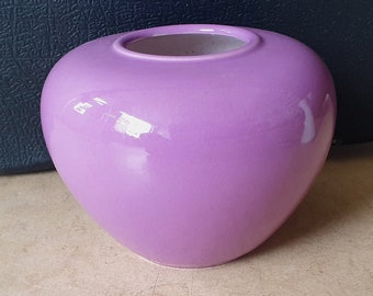 Jacob Leopold Knödgen 18-12,  West-Germany minimalist post-modern pottery design ceramic bulbous vase with striking monochrome lilac glaze