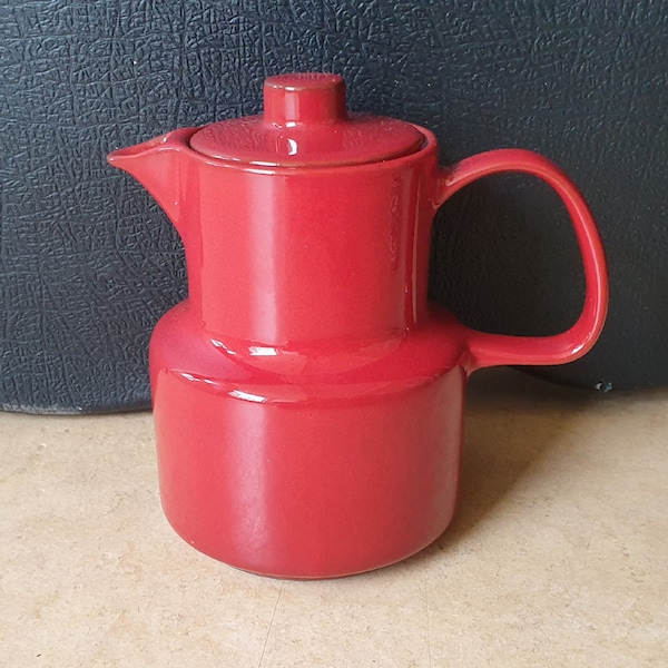 Melitta 'Kopenhagen' 2591 Selenrot, West-Germany pottery 1970s, large tea  / coffeepot in their inimitable selerium red, minimalist decor