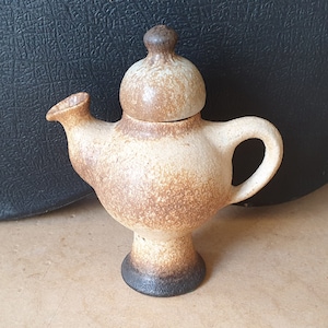 Vest Keramiek KOF3, Gouda, Netherlands: large earthy and austere ceramic Dutch design brutalist mid-century hand-made coffee pot with lid