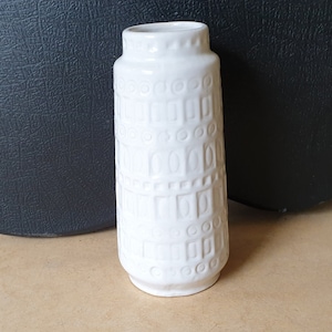 Scheurich 260-22 &#39;Inka&#39;, medium tall West-Germany pottery vase, sixties/seventies, mid-century, &#39;Inca&#39; geometrical tribal relief pattern