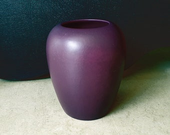 Velser Aardewerk, Kennemerland, Sassenheim Netherlands, 1970/80&#39;s, typical post-modern Dutch monochrome minimalist ceramic vase, burgundy