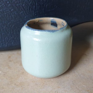 Strehla 1164、東ドイツの陶器ミニマリストファットラバ時代の陶器デザインミニ花瓶、1970年代、ミッドセンチュリーの光沢のあるモノクローム装飾