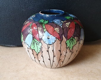 Vase bulbeux design Art nouveau Belgique 4/3-11, fleurs et baies fantastiques peintes à la main des années 1910, début du XXe siècle, pièce extrêmement rare