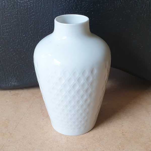 Hans Achtziger for Hutschenreuther Selb, Bavaria, West-Germany, wonderful op-art design china vase with raised pattern, pure white, 1950/60s