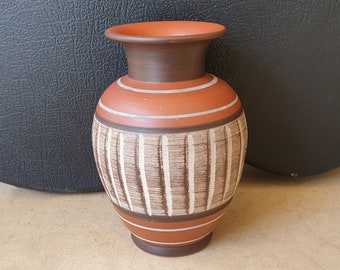 Akru 9-20 (Alfred Krupp Keramik): West-Germany studio pottery hand-made ceramic vase, 1960s, tribal mid-century, sgraffito klinker-style