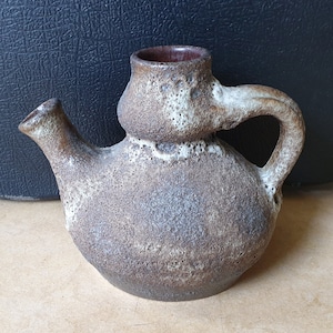 Jopeko 722-14 &#39;Paris&#39;: West-Germany art pottery handled brutalist jug vase, earthy volcanic fat lava, seventies, WGP, crusty decoration