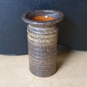 Vest Keramiek C7, Gouda, Netherlands: very typical earthy and austere ceramic Dutch design sturdy mid-century vase