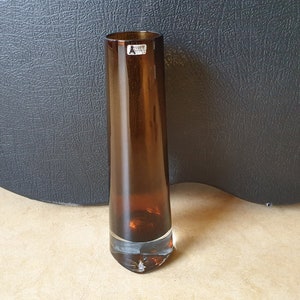 Bo Borgström for Åseda Glasbruk, Sweden: Scandinavian design tapering cylindrical hand-made mid-century glass vase in uncommon cola brown