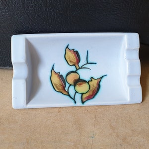 Flora 1808 &#39;Paola&#39;, Gouda, Netherlands, hand-painted decoration, sixties design ceramic ashtray with leaves and nuts, Dutch design
