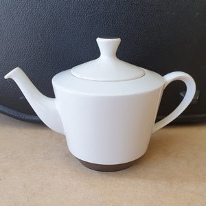 Fris Keramiek &#39;Jubilant&#39; Ivoor, Edam, Holland, Netherlands, 1958 modernist ceramic tea / coffee pot designed by Willem de Vries, minimalist