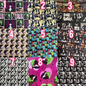 Puede incluir: Una colecci&oacute;n de muestras de tela con temas de terror. Las muestras muestran im&aacute;genes de Elvira, Morticia Addams y otras figuras g&oacute;ticas. Algunas telas tienen patrones repetidos de caras de monstruos, mientras que otras muestran portadas de c&oacute;mics.