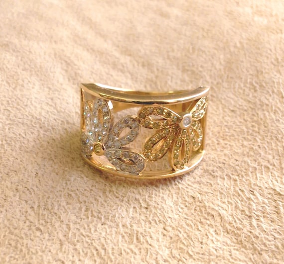 14k Two-tone Gold Bracelet with Filigree Butterflies and Daisy Flowers 14k Two-tone Gold Bracelet with Filigree Butterflies and Daisy Flowers