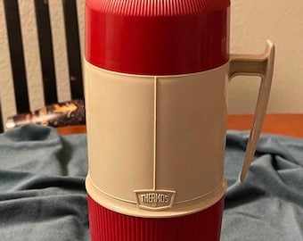 Thermos vintage rosso e beige a bocca larga da un quarto di gallone