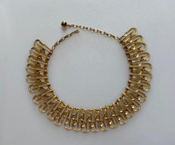 Vintage Goldtone Bib Necklace w/Earrings - Cleopa… - image 4