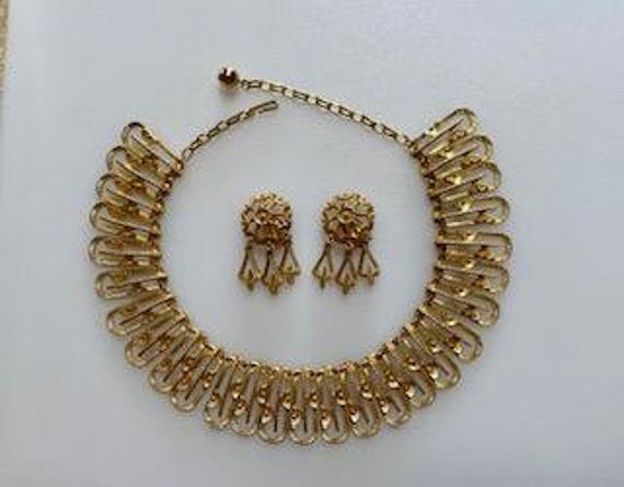 Vintage Goldtone Bib Necklace w/Earrings - Cleopa… - image 1