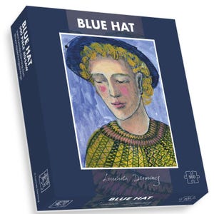 Op de afbeelding: Een 500-delige puzzel met een schilderij van een persoon die een blauwe hoed en een gele trui met een roze en geel patroon draagt. Het schilderij is van Lucinda Denning.