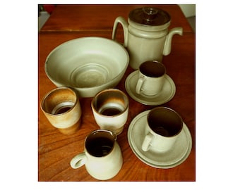 High quality mid century potter service. Cor Unum Holland, Zweitse Landsheer, grey and brown, modernist earthenware cups, bowl and coffeepot