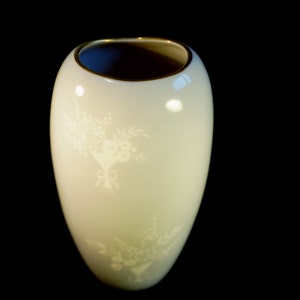 Feine graue ovale Vase von Thomas (Rosenthal) Deutschland 72 40 mit zartweißem Blumendekor mit Goldrand. Porzellan aus den fünfziger Jahren