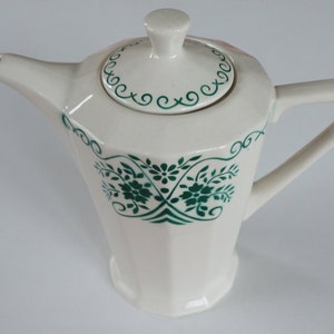 Large vintage art deco coffee or tea pot. Elegant XL shape. Very decorative retro kitchen design green airbrush / Spritzdekor. About 1930