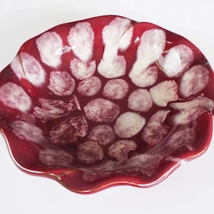 Precioso cuenco decorativo, Bay 429 Alemania Occidental. Borde festoneado, rojo intenso y finas manchas de color blanco crema. Cerámica alemana vintage, excelente estado.