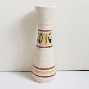 Vaso in ceramica alto e snello. Bay West - Germania 663-30. Vintage, tipico degli anni '50. Decorazione astratta dipinta a mano. Ottime condizioni. Colori naturali.