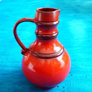 Stor, klarröd och svart vas, Jasba, Tyskland, N 078 1231. Vintage västtysk keramik, i gott skick. Dekorativ design från mitten av århundradet.