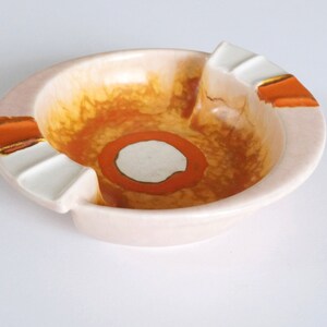 希少なカルステンス・ウフレヒト製の大型セラミック灰皿です。フォーム022デッキ。 1934年ドイツ。ヴィンテージの陶器。サーモンピンク、オレンジの流れ釉、ラウフグラスール