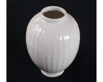 Ribbed ceramic vase. Zenith Gouda Netherlands 948. Minimalist mono white Delft style pottery. Holland mid-century circa 1970. Medium size