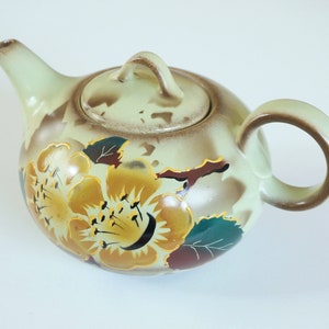 Art-Deco-Keramik-Teekanne aus den 1920er/30er Jahren. Pastellgrüne Glasur, gelbes Blumendekor Marlene, 1428. Spritzdekor / Airbrush. Möglicherweise Bihl, Tschechoslowakei