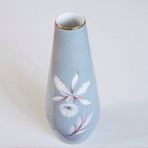 Hochwertige Porzellanvase aus den 1960er Jahren, sanft meliertes Grau und handbemalte weißgoldene Blume. Tirschenreuth Bayern Deutschland 8207. In tollem Zustand