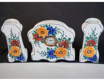 Antiguo reloj + jarrones de cerámica 1920/30, juego completo de guarnición. Flores pintadas a mano; Características del diseño art déco. Loza 'déposé 169' Bélgica.