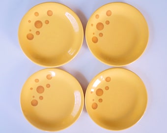 4 talerze śniadaniowe, Ceramiinter wyprodukowane we Włoszech. Nasycony jasny żółty z pomarańczowymi bąbelkami. Rzadka włoska ceramika vintage, stan bardzo dobry