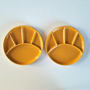 Set di 2 piatti da griglia/fondente con smalto giallo, anni '60/'70. Jasba, Germania N 0060322. Ceramica della Germania occidentale. Terraglia vintage di metà secolo.